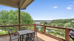 eine Terrasse mit Tisch und Stühlen auf einem Deck in der Unterkunft Upstay - Austin Getaway - Pool & Hot Tub & Games in Austin + 74 Fotos
