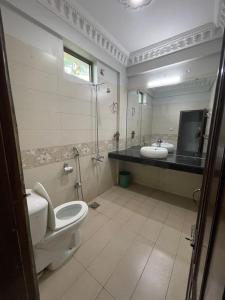 Ένα μπάνιο στο The lodge Guest House +6 φωτογραφίες
