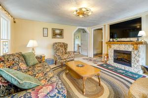 Χώρος καθιστικού στο 2 Mi to Hiking Trails Cozy Fayetteville Cottage!