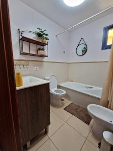 un bagno con un water, una vasca e un lavandino di Atlantico 43 ad Arona