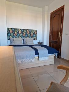 una camera da letto con un letto grande con una coperta blu di Atlantico 43 ad Arona