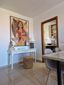 una scrivania in una stanza con un dipinto sul muro di Atlantico 43 ad Arona
