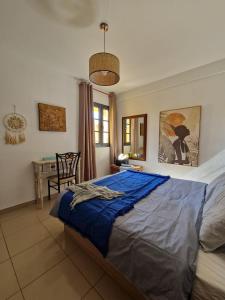 una camera da letto con un letto grande e una scrivania di Atlantico 43 ad Arona Altre 19 foto