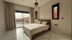 ein Schlafzimmer mit einem Bett und einem großen Fenster in der Unterkunft Villa Araucaria, idéale pour vos vacances en famille in Riaïna