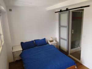 Ένα ή περισσότερα κρεβάτια σε δωμάτιο στο Chambre au calme en lisière de forêt