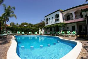 Hotel MARINELLA parking wi-fi spiaggia attrezzata内部或周边的泳池