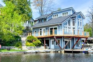 une grande maison bleue sur l'eau près d'un lac dans l'établissement Kawartha Lakes, Fenelon Falls, à Fenelon Falls 39 autres photos