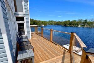 une terrasse sur une maison avec vue sur l'eau dans l'établissement Kawartha Lakes, Fenelon Falls, à Fenelon Falls