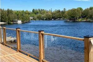 une terrasse en bois avec vue sur le lac dans l'établissement Kawartha Lakes, Fenelon Falls, à Fenelon Falls
