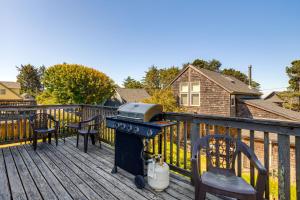 una parrilla en una terraza con sillas y una casa en Walk to Shore Home with Deck in Rockaway Beach!, en Rockaway Beach