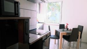 a small kitchen with a dining table and a window at Ferienwohnung Niesner Mitten in Sterkrade Oberhausen nah am Westfield Centro in Oberhausen