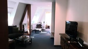 a living room with a couch and a tv at Ferienwohnung Niesner Mitten in Sterkrade Oberhausen nah am Westfield Centro in Oberhausen