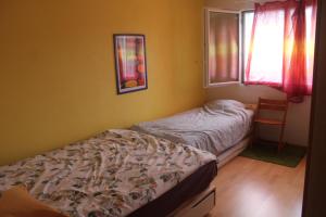 een kleine slaapkamer met een bed en een raam bij Liselotte's room 