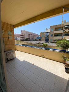 an empty balcony with a view of a building at Apartamento Esmoriz in Esmoriz