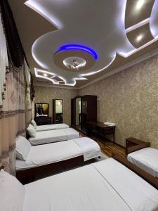 ブハラにあるAminzar Guest Houseのベッドルーム1室(ベッド4台付) +41枚の写真