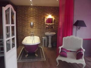 un bagno con vasca e lavandino di La Chaussee d'Olivet en Mayenne a Olivet