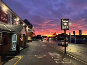 un letrero de casa al costado de una calle en The Fitzwilliam Hotel, en Rotherham