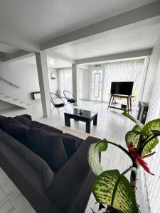a living room with a couch and a piano at Casa en Cumbres in Ushuaia
