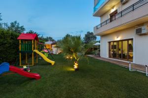 Zona de joacă pentru copii de la Eva & Dimitrios Villas, By ThinkVilla