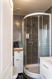 ein Badezimmer mit Dusche und Toilette in der Unterkunft Villa Mona Studio Falaises quartier des Cordiers in Le Tréport
