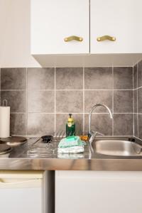 eine Küchentheke mit einem Waschbecken und einem Waschbecken in der Unterkunft Villa Mona Studio Falaises quartier des Cordiers in Le Tréport