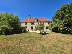 a large house with a large yard with trees at Campagne normande en famille in Verneuil d’Avre et d’Iton