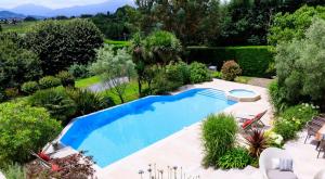 an overhead view of a swimming pool in a garden at Spacieuse villa de vacances avec piscine privée in Souraïde