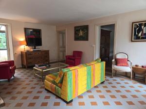 a living room with a couch and a tv at Campagne normande en famille in Verneuil d’Avre et d’Iton