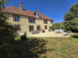 a house with a table and chairs in front of it at Campagne normande en famille in Verneuil d’Avre et d’Iton