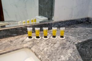 um grupo de copos de cerveja num balcão em فندق منازل المقام em Al Khansāk