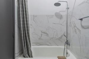 Et badeværelse på Lisboa no Sado - By Y Concept + 12 billeder