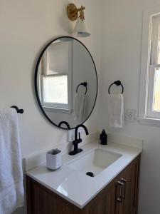 un baño con lavabo y espejo en Cozy Private Room in DTLA, en Los Ángeles 2 fotos más