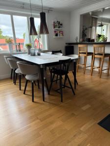 a dining room with a table and chairs at Central mysig villa 5-personer in Uddevalla