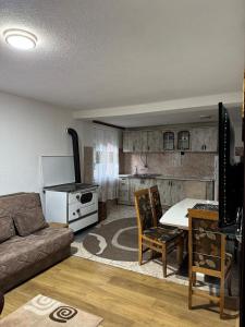 Кухня или мини-кухня в Holiday home with living room and 2 bedrooms
