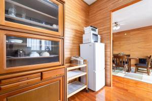 eine Küche mit einem Kühlschrank und einem Esszimmer in der Unterkunft わったー家あぱらぎ館 in Ishigaki-jima + 13 Fotos