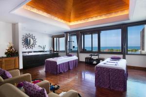 Ein Bett oder Betten in einem Zimmer der Unterkunft The Samaya Seminyak Bali