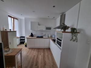 Η κουζίνα ή μικρή κουζίνα στο COLMAR Appartement 6 personnes parking privé JAB'S HOME 2