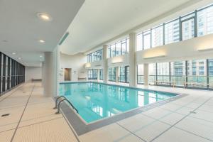 Kolam renang di atau dekat dengan Superior 1Bd & DEN Apartment with Balcony