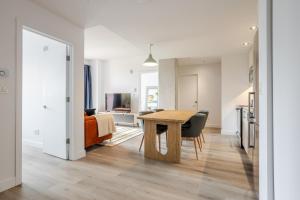 ein Wohnzimmer mit Esstisch und Küche in der Unterkunft Modern Heritage Stay Upscale 2BR in Old Port in Montreal