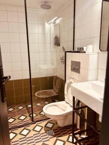 Ένα μπάνιο στο Hotel 7 SEA Front TLV +22 φωτογραφίες