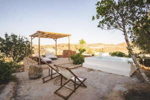 a swimming pool and a chair and a tub at Cortijo La Risca in Almería +46 photos