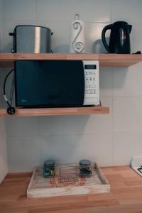 a microwave on a shelf in a kitchen at La Casona de Lula y Eduardo in Tandil