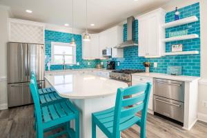 Η κουζίνα ή μικρή κουζίνα στο NEW Ocean View - Second Row - Private Home in Oak Island +43 φωτογραφίες