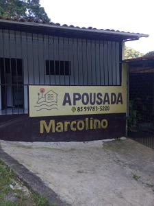 un edificio con un cartello che recita argusia marocolis di A Pousada Marcolino a Baturité
