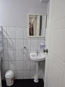 un bagno con lavandino e specchio di Habitación privada 2do piso cerca a la Plaza Constitución a Huancayo