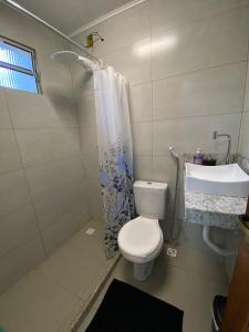 ヴィラ・ヴェーリャにあるPaz e Praia ao Seu Alcanceのトイレと洗面台付きのバスルーム