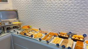 een buffet met veel verschillende soorten eten bij Pousada Amanhecer do Sul in Penha