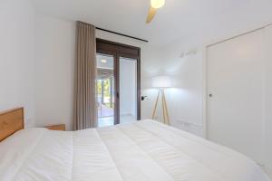 sypialnia z białym łóżkiem i oknem w obiekcie Amazing Sea views # Macenas Resort # 2BR # Sunbeds w mieście Mojácar +20 zdjęć