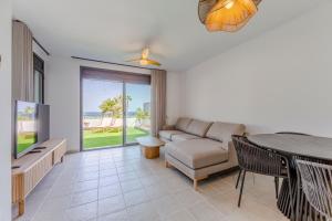 salon z kanapą i stołem w obiekcie Amazing Sea views # Macenas Resort # 2BR # Sunbeds w mieście Mojácar