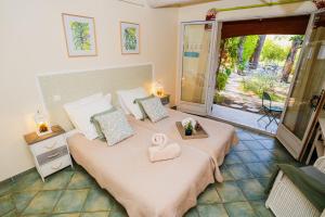 Ένα ή περισσότερα κρεβάτια σε δωμάτιο στο La Bastide des Pins +161 φωτογραφίες